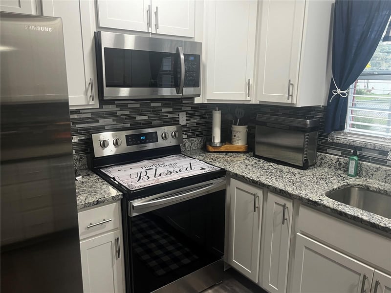 4852 18th St, Zephyrhills, FL 33542
