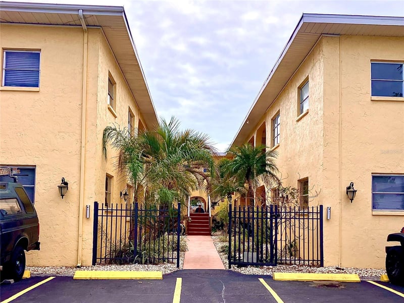 7025 Hibiscus Ave S, South Pasadena, FL 33707