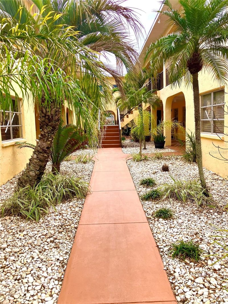 7025 Hibiscus Ave S, South Pasadena, FL 33707
