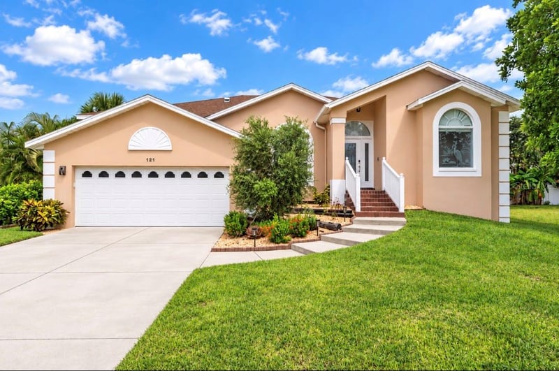 121 7th St, Belleair Beach, FL 33786