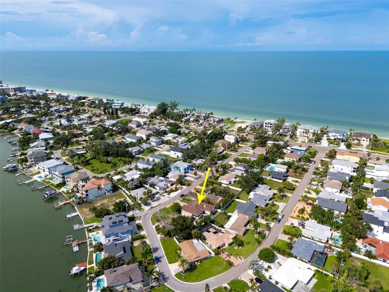 121 7th St, Belleair Beach, FL 33786