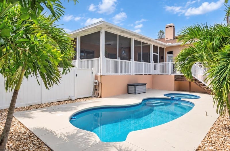 121 7th St, Belleair Beach, FL 33786