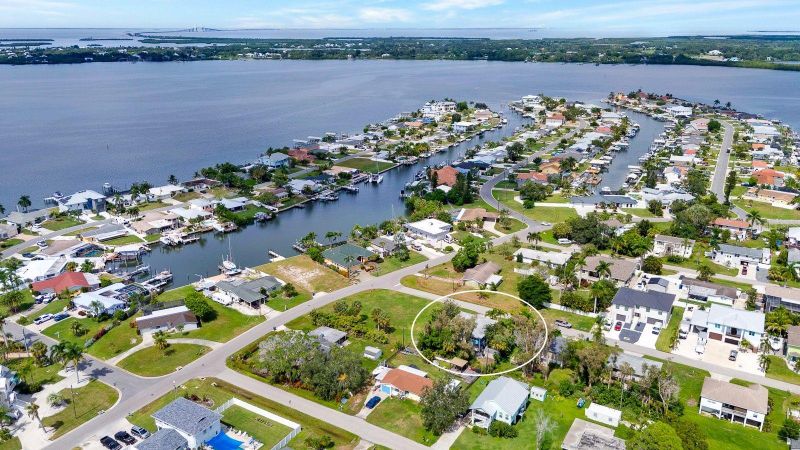 727 47th St W, Palmetto, FL 34221
