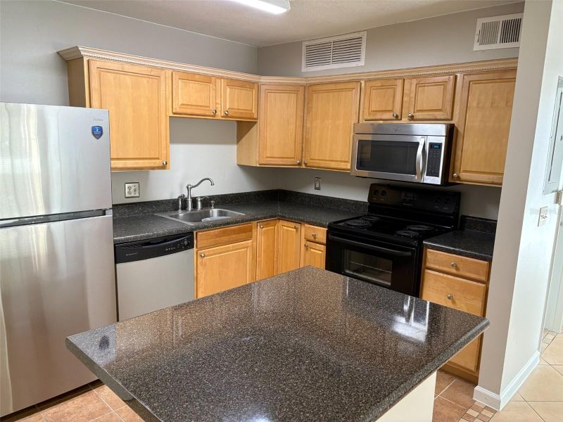 360 Lakepointe Dr #202, Altamonte Springs, FL 32701