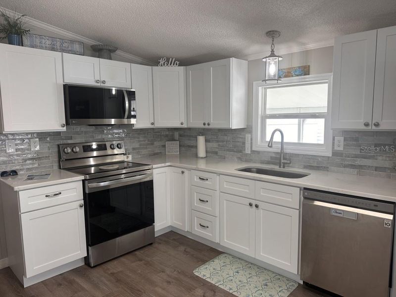 122 W Saint Annes Cir, Apollo Beach, FL 33572