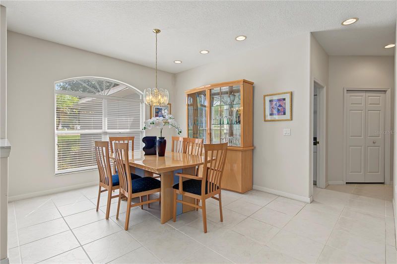 915 Lake Thomas Ln, Lutz, FL 33548
