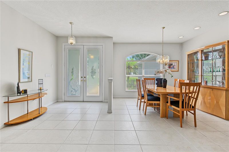 915 Lake Thomas Ln, Lutz, FL 33548