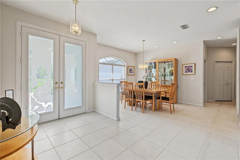 915 Lake Thomas Ln, Lutz, FL 33548