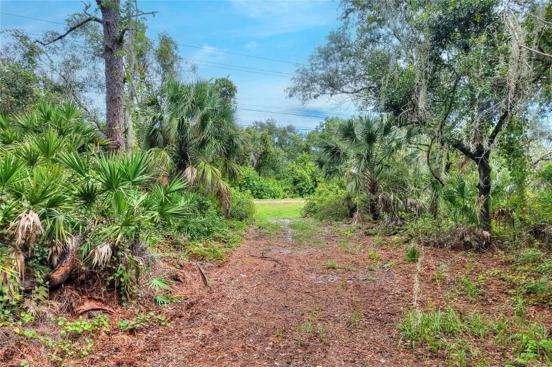 Valroy Rd, Ruskin, FL 33570