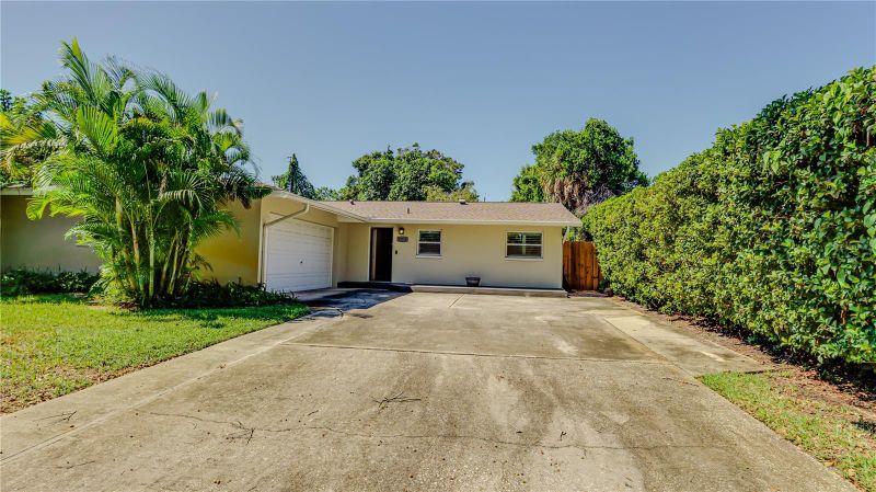 12314 114th St, Seminole, FL 33778