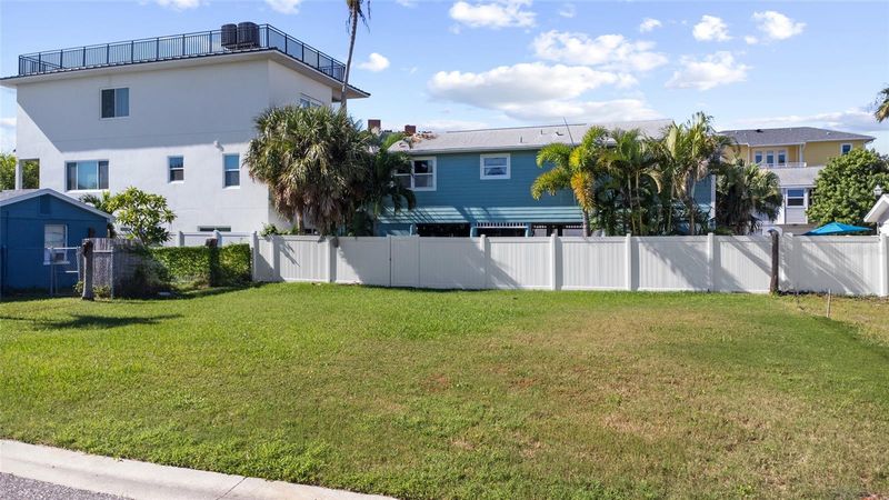 18018 4th St E, Redington Shores, FL 33708