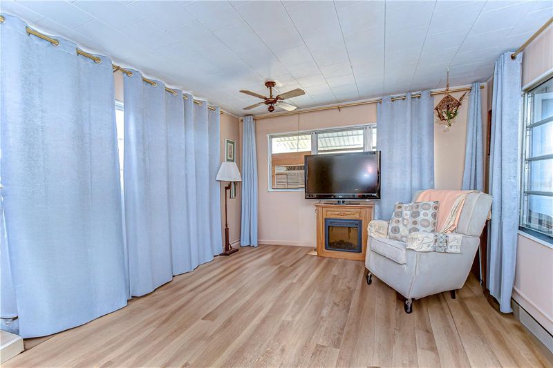 6046 Harriet St, Zephyrhills, FL 33542