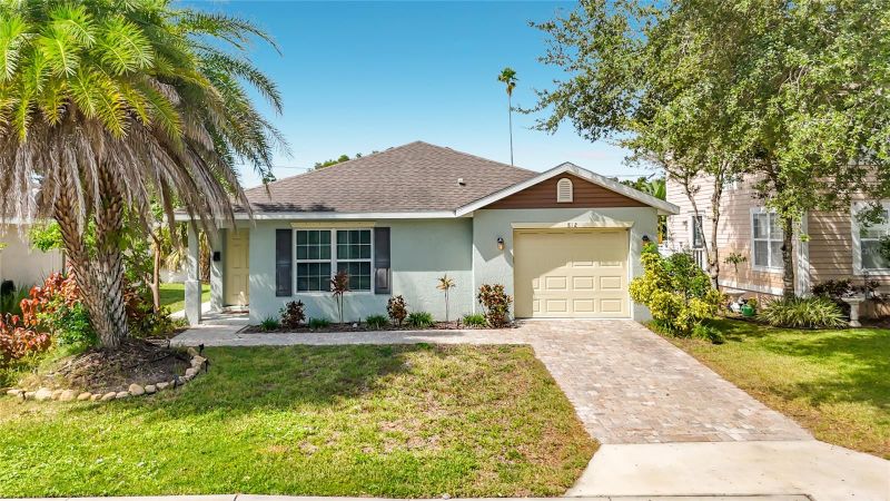 812 33rd St W, Bradenton, FL 34205