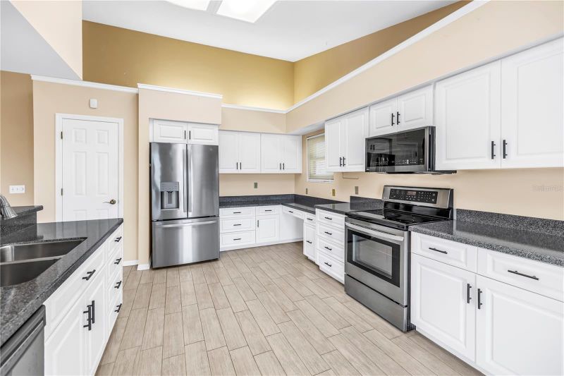 13000 Farmington Trl, Seminole, FL 33776