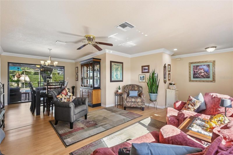 10468 95th St, Seminole, FL 33777
