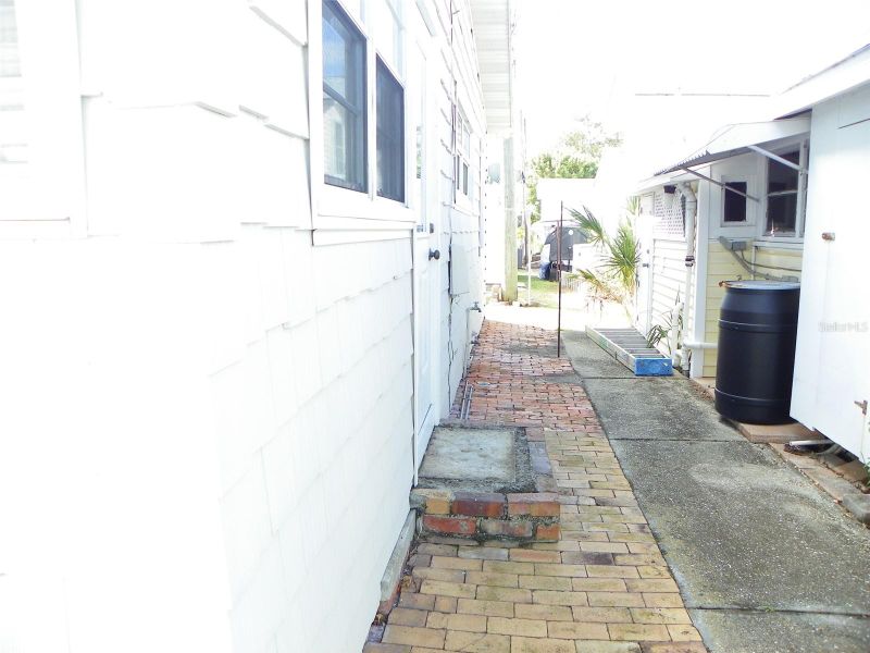 8 Plaza St E, Bradenton, FL 34208