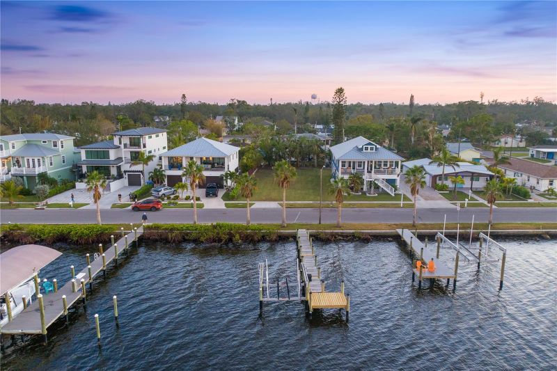 1910 Riverside Dr E, Bradenton, FL 34208