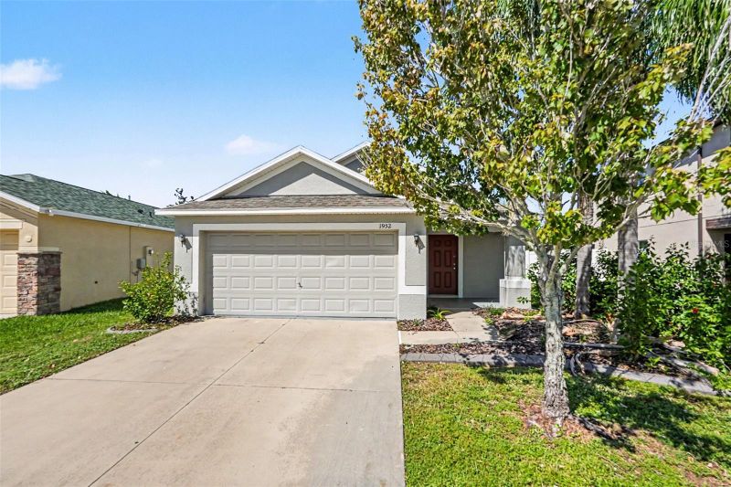 1952 Hawks View Dr, Ruskin, FL 33570