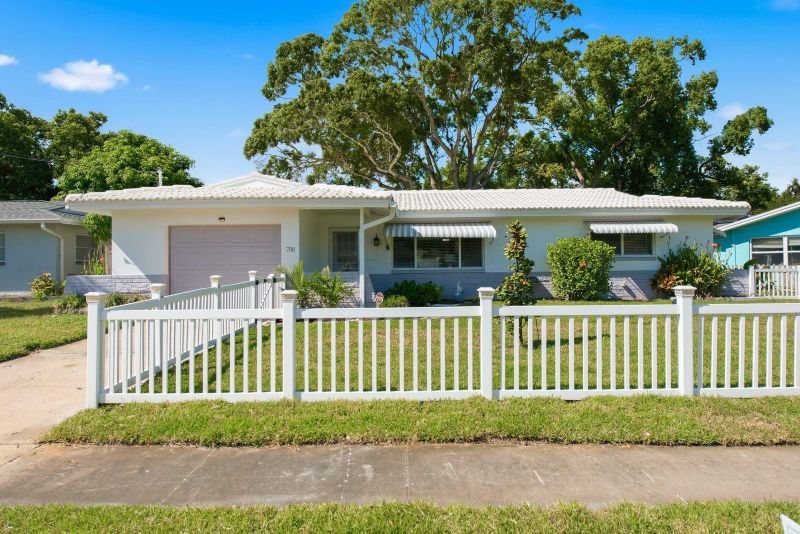 700 Gershwin Dr, Largo, FL 33771