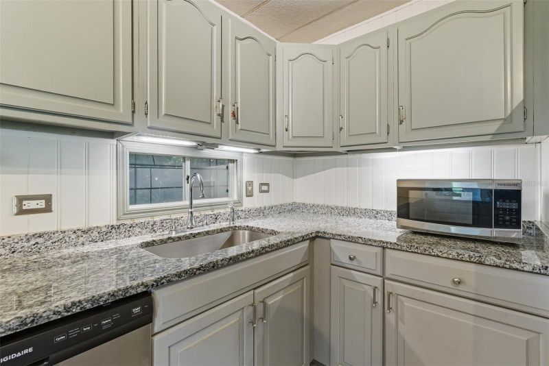 6147 Ridgewood Dr, Zephyrhills, FL 33542