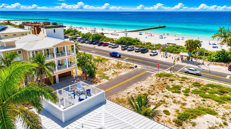 104 5th St S, Bradenton Beach, FL 34217