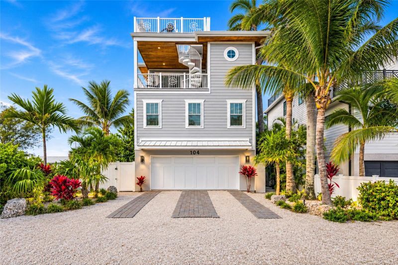 104 5th St S, Bradenton Beach, FL 34217