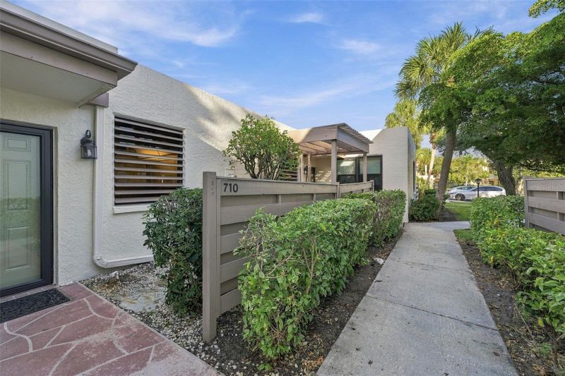 710 Oakview Dr, Bradenton, FL 34210