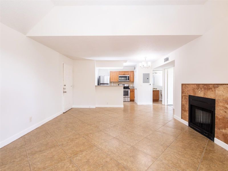 345 Lakepointe Dr #302, Altamonte Springs, FL 32701