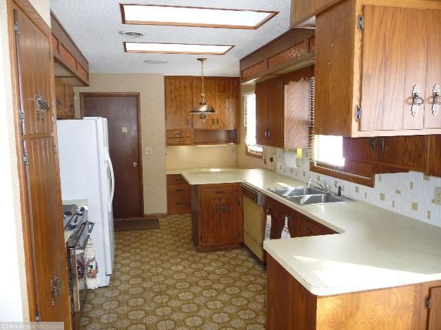 305 W Bluff Ave, Elmwood, WI 54740