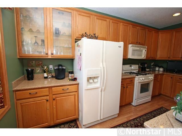 1686 Village Trl E, Maplewood, MN 55109