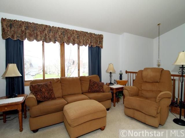 910 Lakewood Ct S, Maplewood, MN 55119