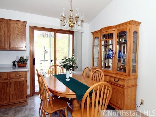 910 Lakewood Ct S, Maplewood, MN 55119