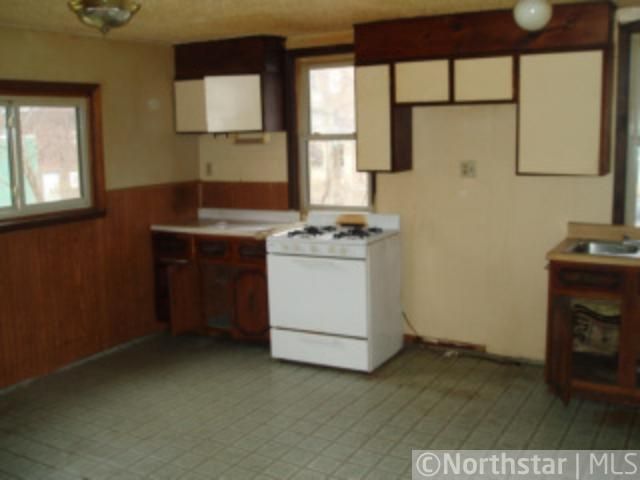 806 Sims Ave, Saint Paul, MN 55106
