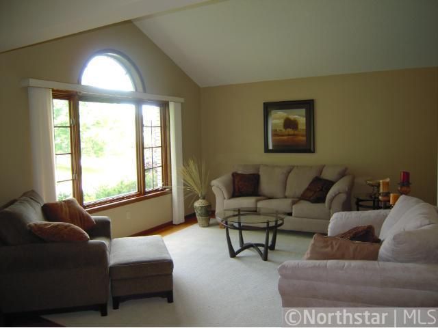 736 Ashley Dr, Chaska, MN 55318