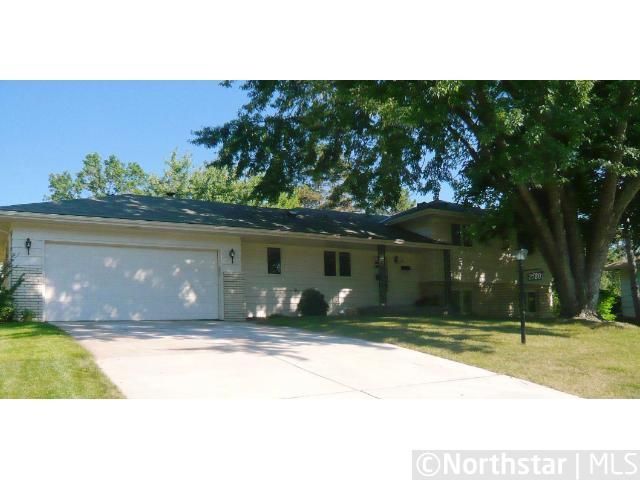 2580 Regent Ave N, Golden Valley, MN 55422