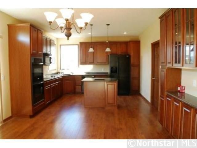 2064 Hackberry Ln, Shakopee, MN 55379