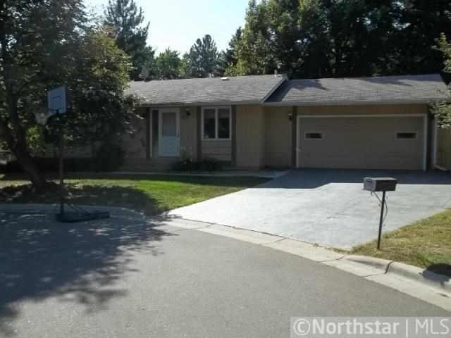 211 Brookview Ct N, Maplewood, MN 55119