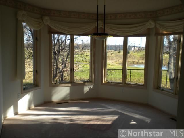 546 Deer Ridge Ln S, Maplewood, MN 55119