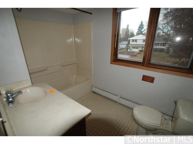 2907 Ohenry Rd, Brooklyn Center, MN 55430