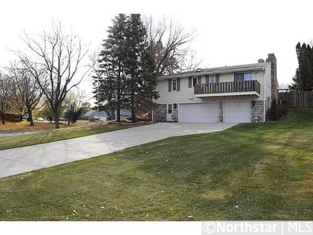 1925 Evergreen Dr, Woodbury, MN 55125
