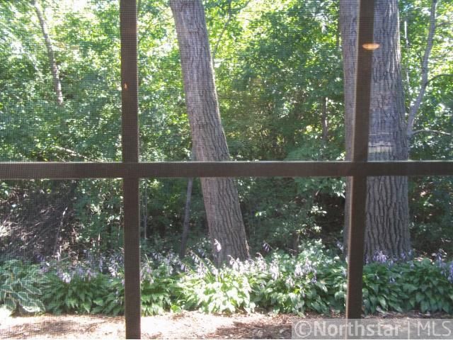 2062 Holloway Ave E, Maplewood, MN 55109