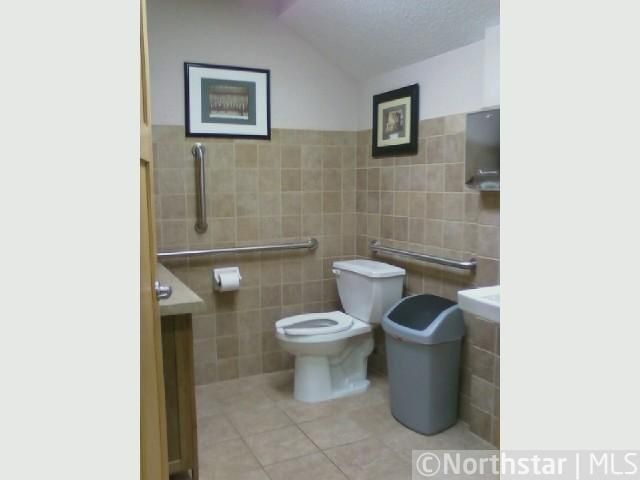 2091 County Road D E #B, Maplewood, MN 55109