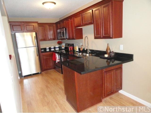 841 E 145th St, Burnsville, MN 55337