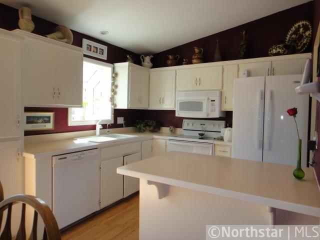 1435 Meadow Ct, Chaska, MN 55318