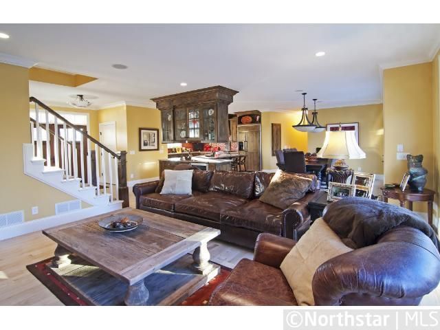 2140 Pinehurst Dr, Chanhassen, MN 55317
