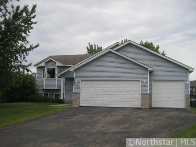 2927 Meadow Brook Dr, Woodbury, MN 55125