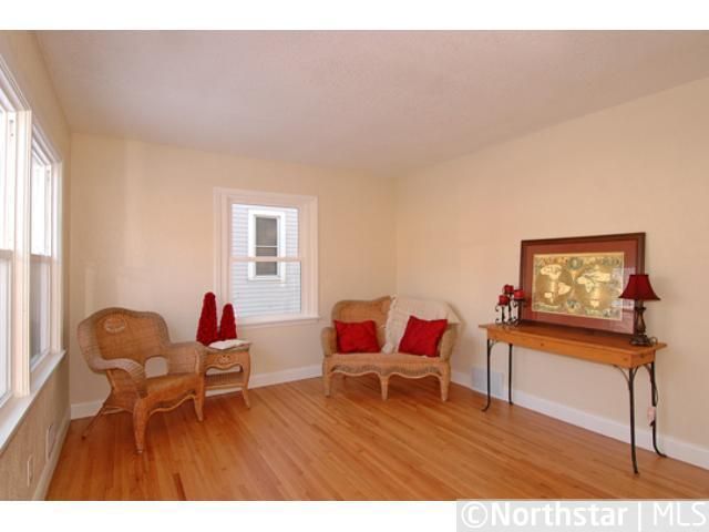 956 Thomas Ave, Saint Paul, MN 55104