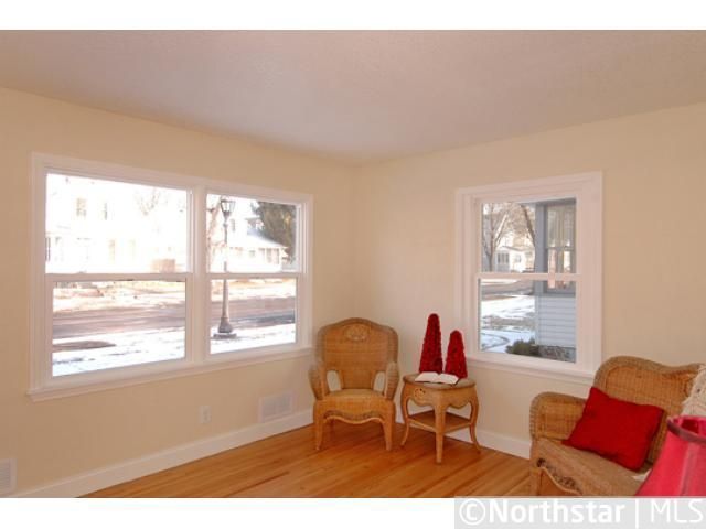 956 Thomas Ave, Saint Paul, MN 55104