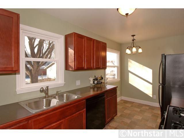 956 Thomas Ave, Saint Paul, MN 55104