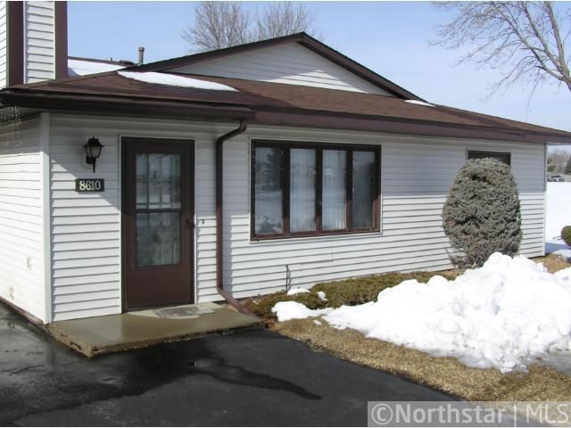 8610 S Maplebrook Cir, Brooklyn Park, MN 55445